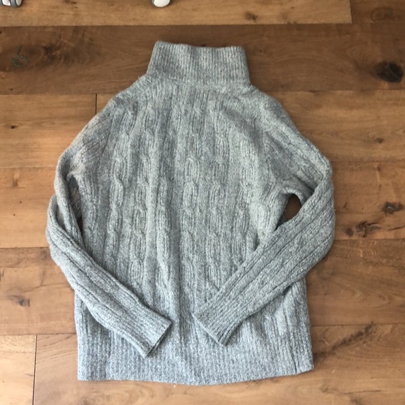 BANANA REPUBLIC CABLE KNIT SWEATER! (Size Large) - Picture 3 of 5
